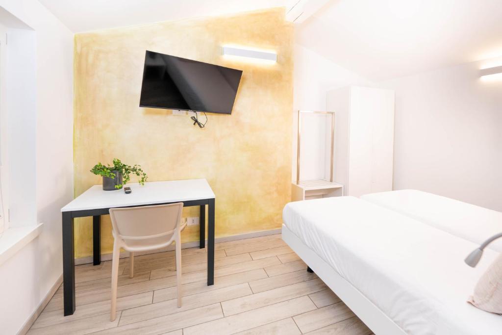 Telewizja i/lub zestaw kina domowego w obiekcie CityU - Grazioli 27 Trento Centro con parcheggio privato gratuito