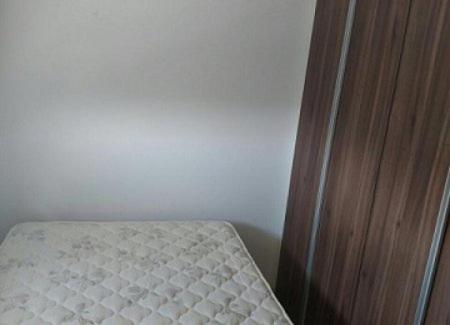 Ένα ή περισσότερα κρεβάτια σε δωμάτιο στο Quarto Individual com Garagem