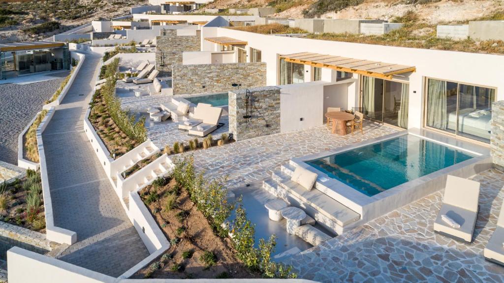 uma vista aérea de uma villa com piscina em Solus Suites Milos em Adamas