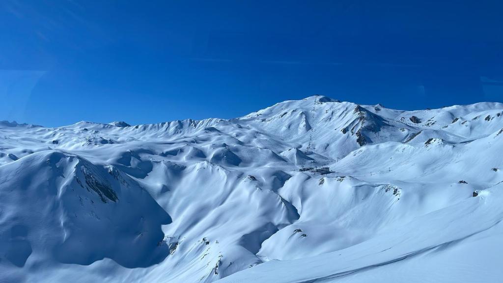 una montaña cubierta de nieve en un día claro en Ferienwohung Husky en Nauders