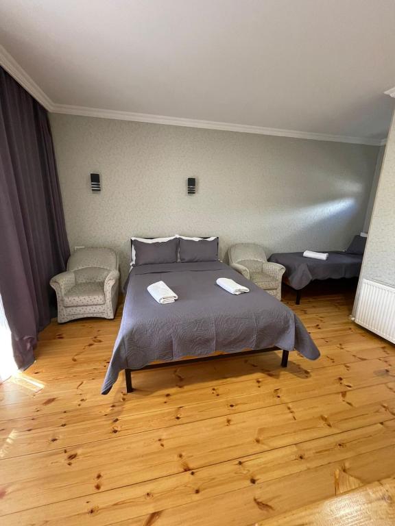 Llit o llits en una habitació de Bibo's Kokhi Guesthouse