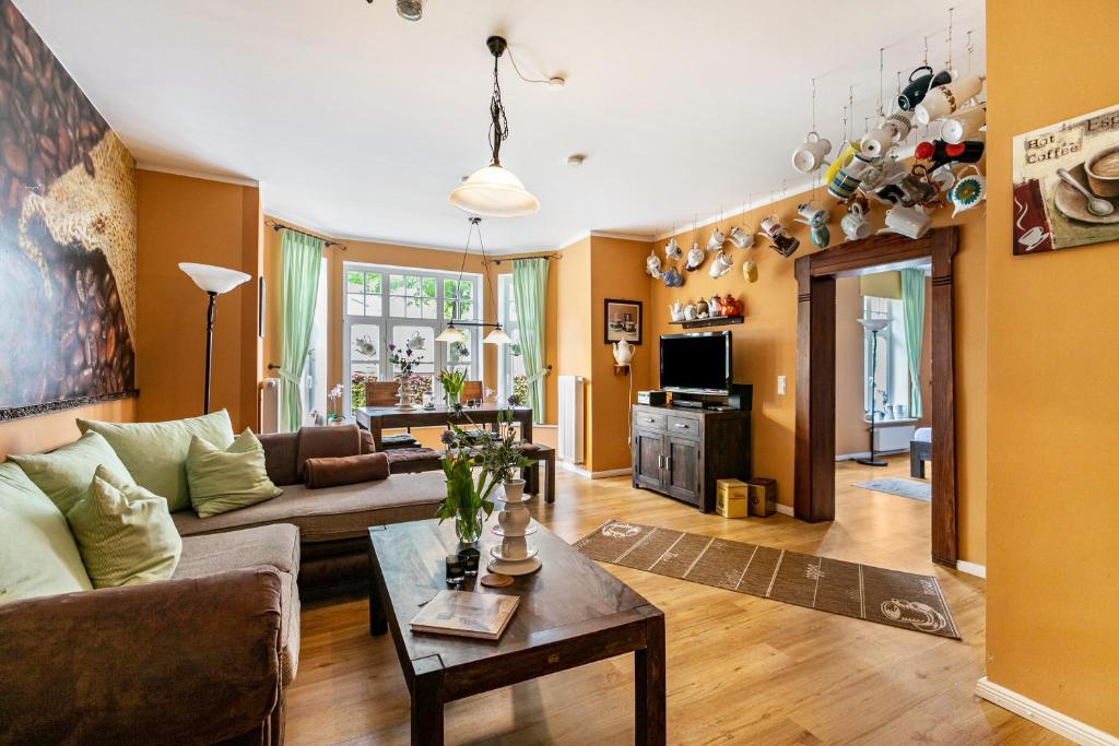 ein Wohnzimmer mit einem Sofa und einem Tisch in der Unterkunft Ferienwohnung Kaffeetraum in Flensburg