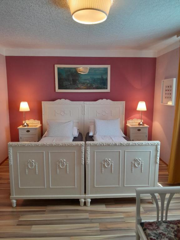聖珀爾滕的住宿－蘇德公寓，卧室配有2张白色的床和红色的墙壁