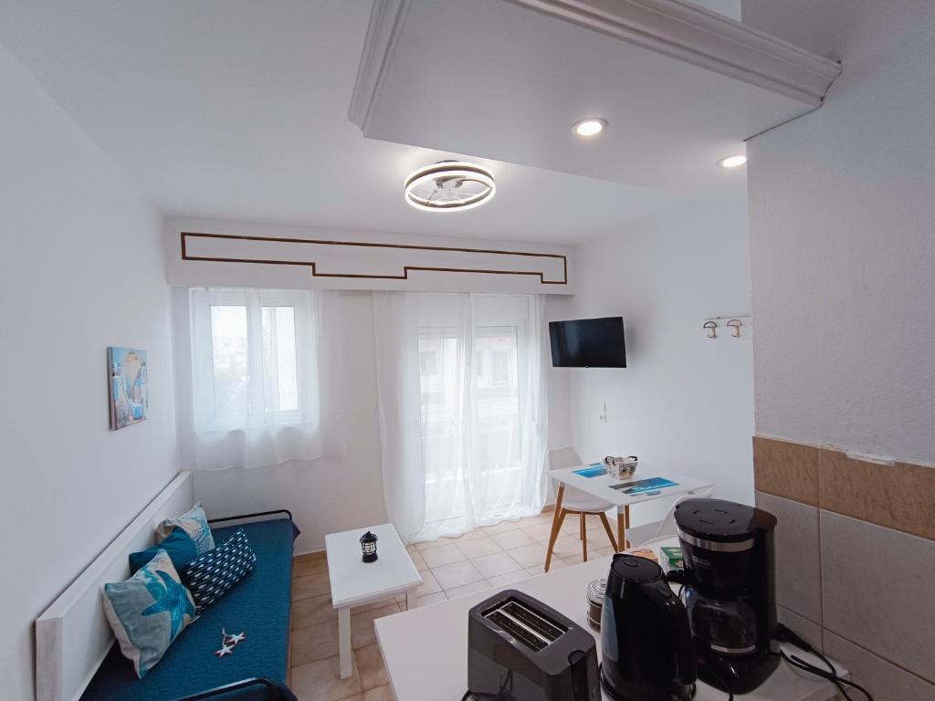 een woonkamer met een bank en een tafel bij Nautilus City Studios & Apartments in Rhodos-stad