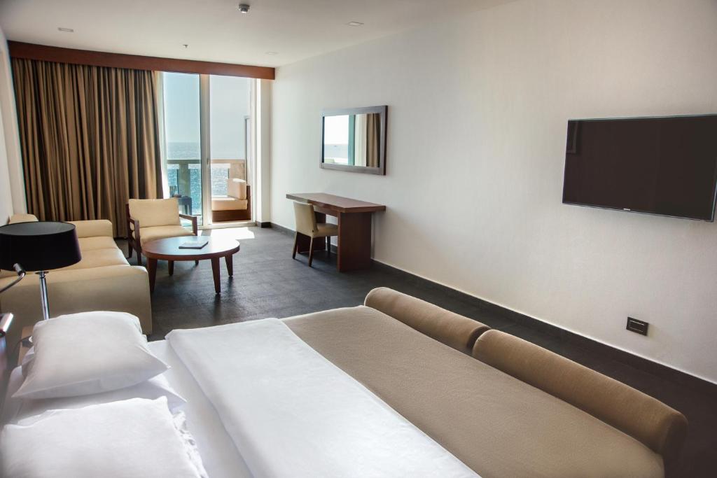 TV a/nebo společenská místnost v ubytování Avala Resort & Villas