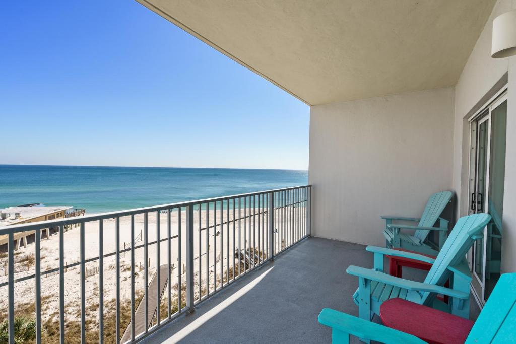 uma varanda com cadeiras e vista para a praia em Seawind By Liquid Life em Gulf Shores