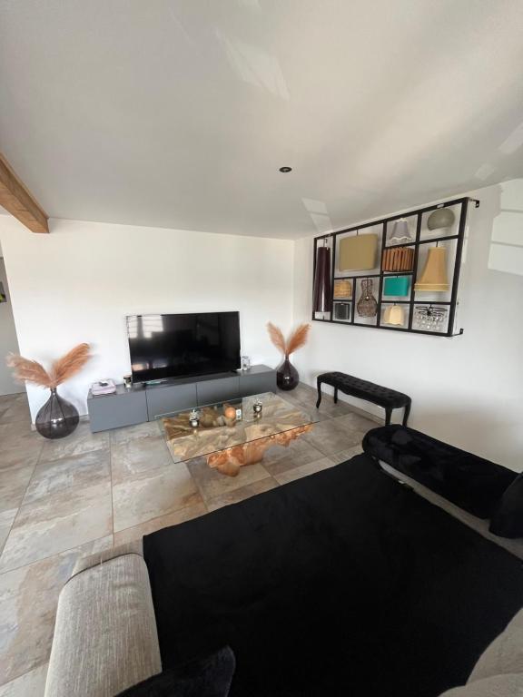 un salon avec un canapé et une table basse dans l'établissement Loft à Lucciana, à Lucciana