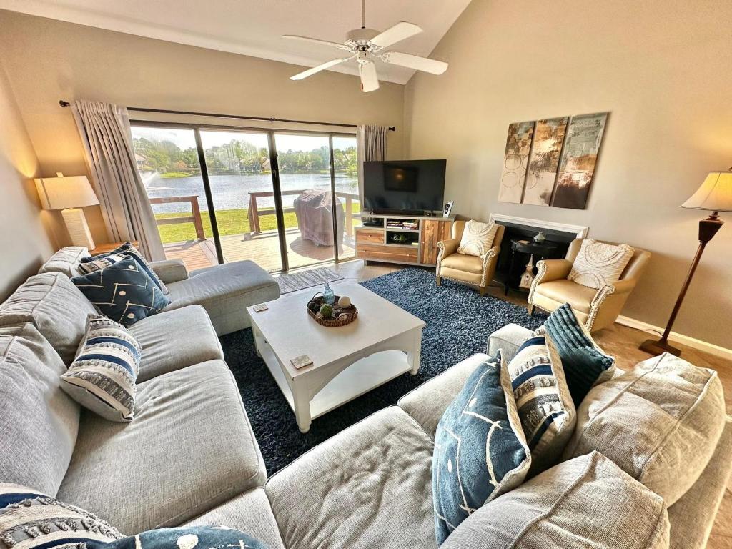 ein Wohnzimmer mit Couch und Fernseher in der Unterkunft 5191 Beachwalk in Destin