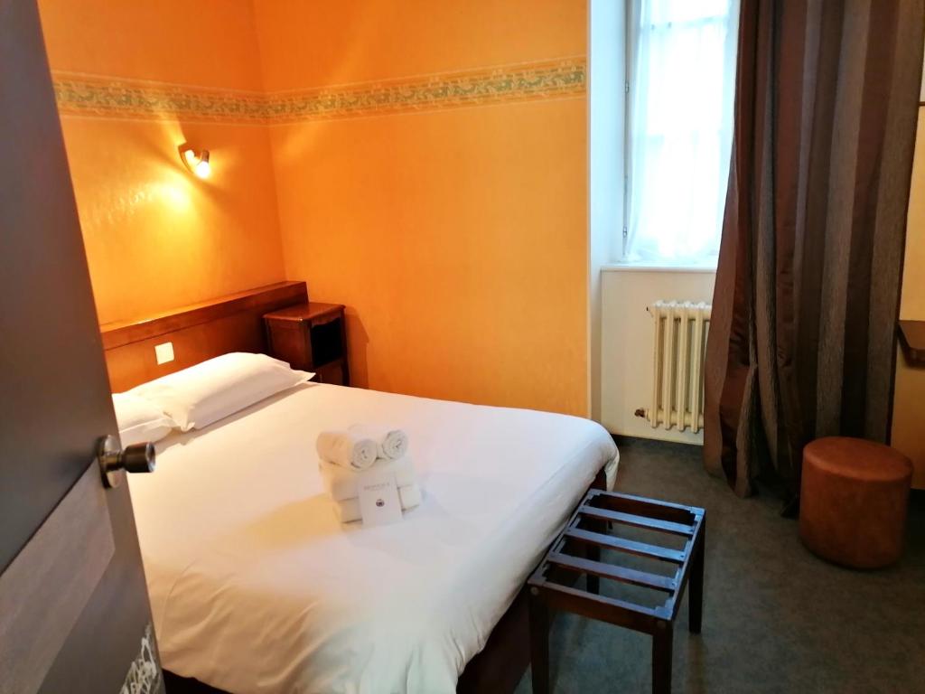 Postel nebo postele na pokoji v ubytování Hôtel Restaurant Aux Armes D'Estaing - KB HOTEL GROUP