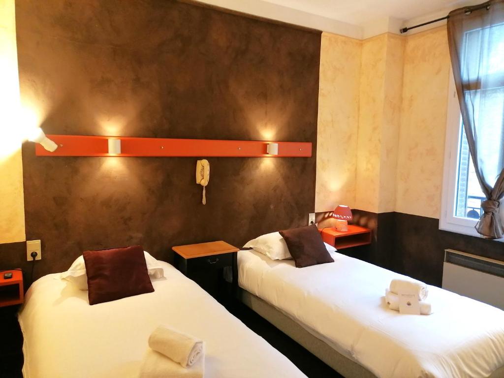 Postel nebo postele na pokoji v ubytování Hôtel Restaurant Aux Armes D'Estaing - KB HOTEL GROUP