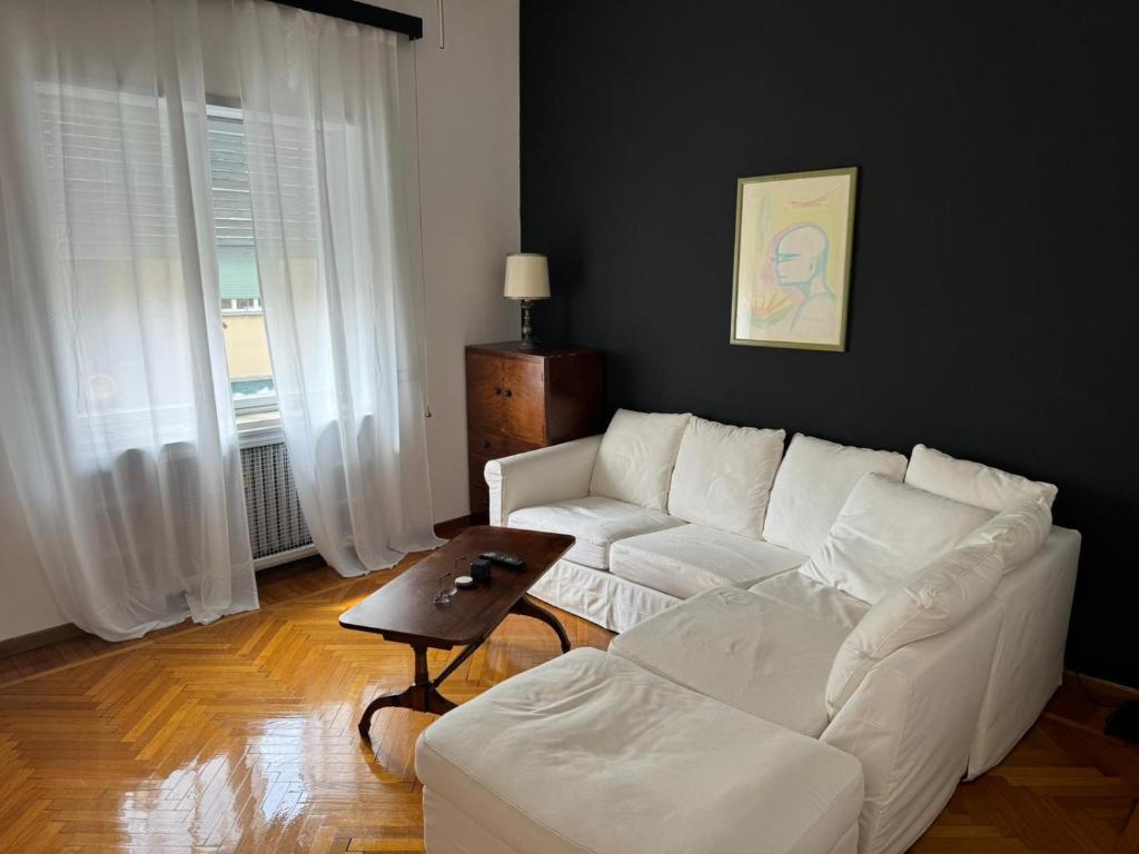 salon z białą kanapą i stołem w obiekcie Micheli Luxury Flat w Rzymie