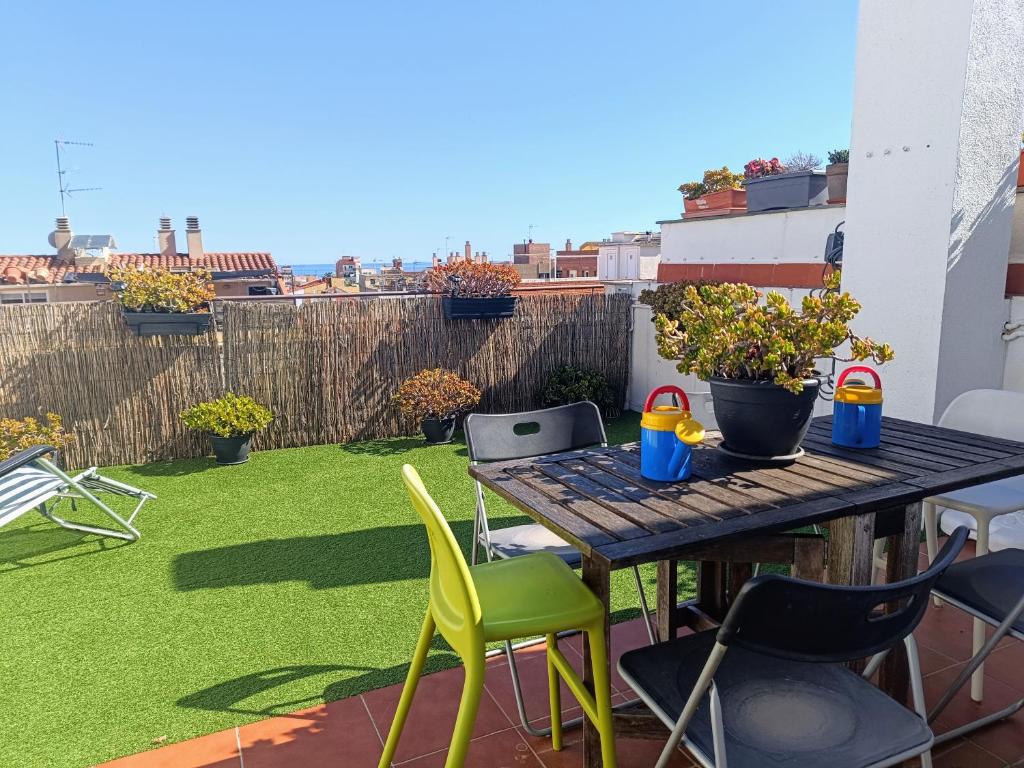 eine Terrasse mit einem Tisch und Stühlen auf dem Balkon in der Unterkunft Precioso Dúplex con terraza a 5 minutos playa y 20 minutos de Barcelona in Premiá de Mar