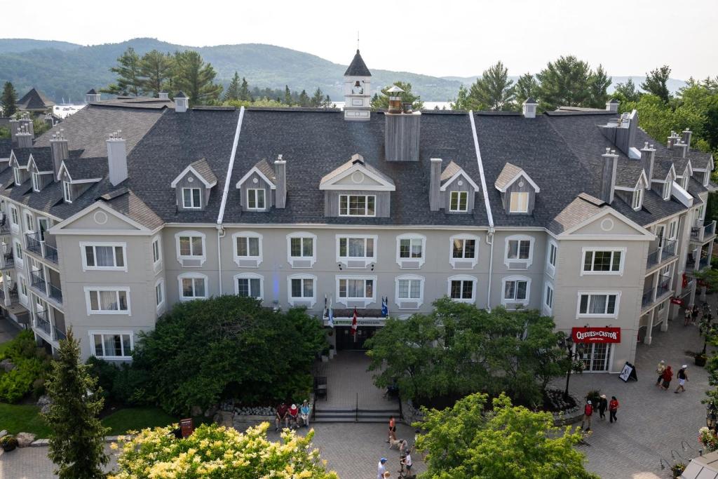 un gran edificio blanco con techo negro en Holiday Inn Express & Suites Tremblant, an IHG Hotel en Mont-Tremblant