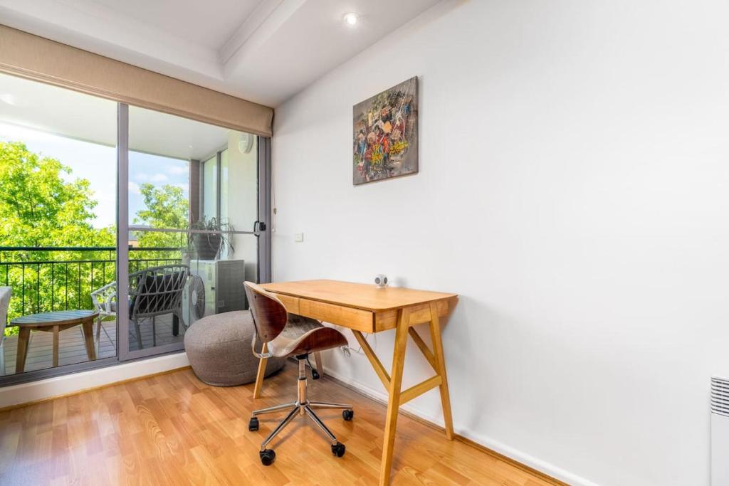 金斯顿2BR 2BA Apt with Dedicated Workspace and Free parking - Hosted by CanStay的带阳台的房间里的书桌