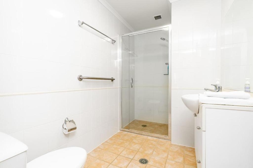 2BR 2BA Apt with Dedicated Workspace and Free parking - Hosted by CanStay的一间浴室