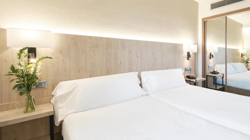 Postel nebo postele na pokoji v ubytování Hotel Albret