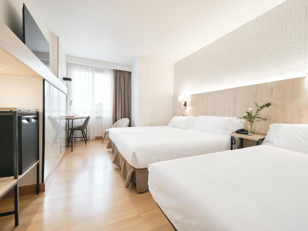 Postel nebo postele na pokoji v ubytování Hotel Albret
