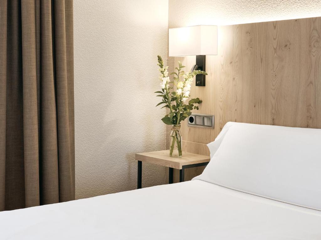Postel nebo postele na pokoji v ubytování Hotel Albret