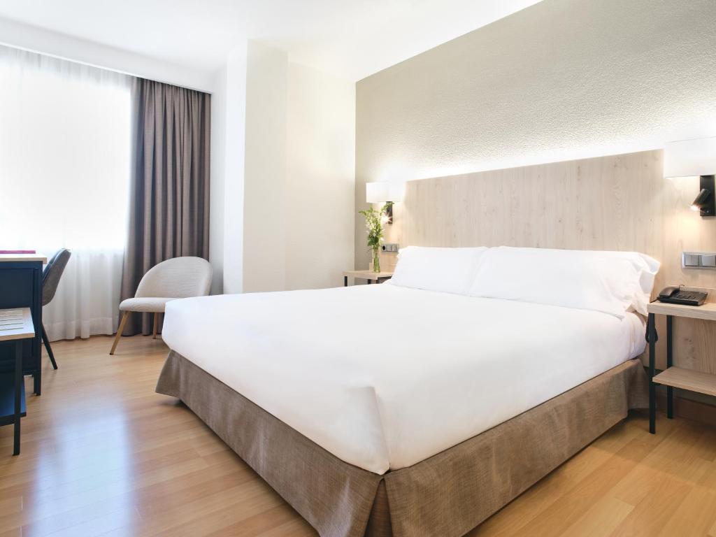 Postel nebo postele na pokoji v ubytování Hotel Albret