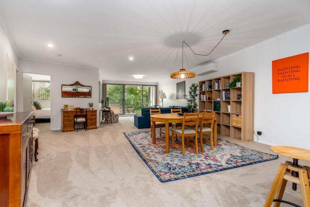 Posezení v ubytování Vibrant 2BR Apt 3 mins to Manuka Terrace - Hosted by CanStay