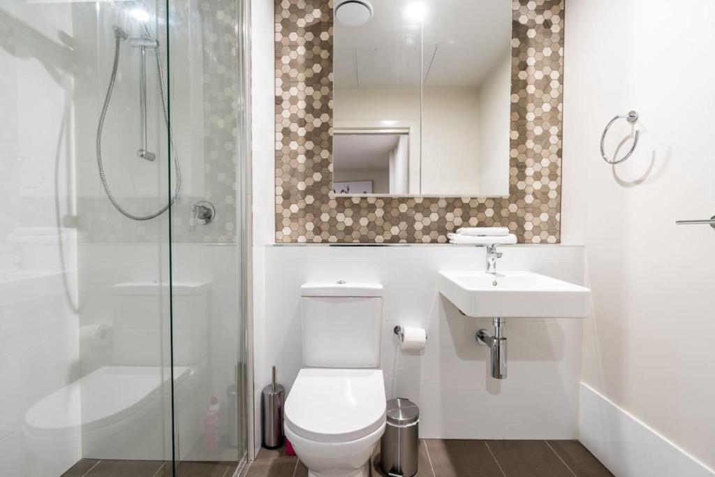 Koupelna v ubytování 2BR 2BA Greenway Apt with Views - Hosted by CanStay