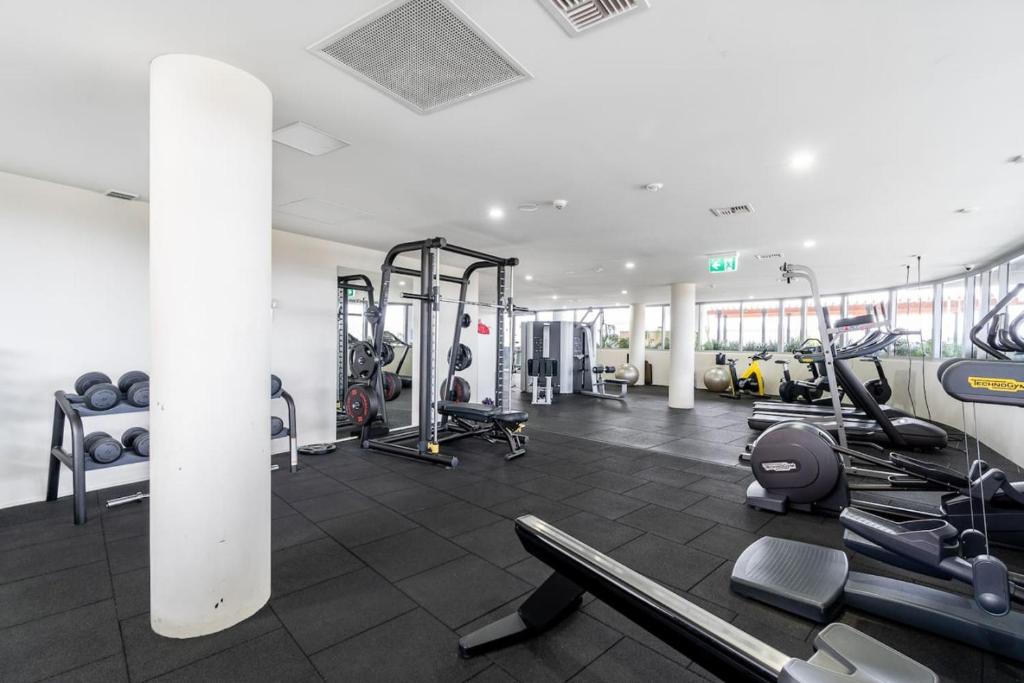 Fitness centrum a/nebo fitness zařízení v ubytování 2BR 2BA Greenway Apt with Views - Hosted by CanStay