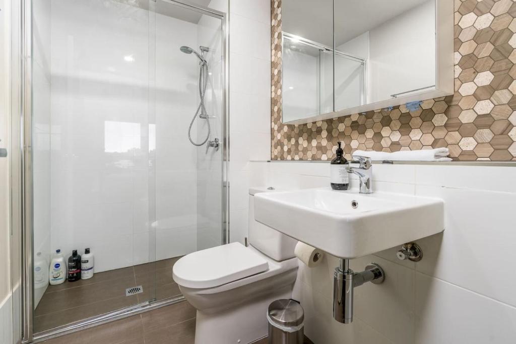Koupelna v ubytování 2BR 2BA Greenway Apt with Views - Hosted by CanStay