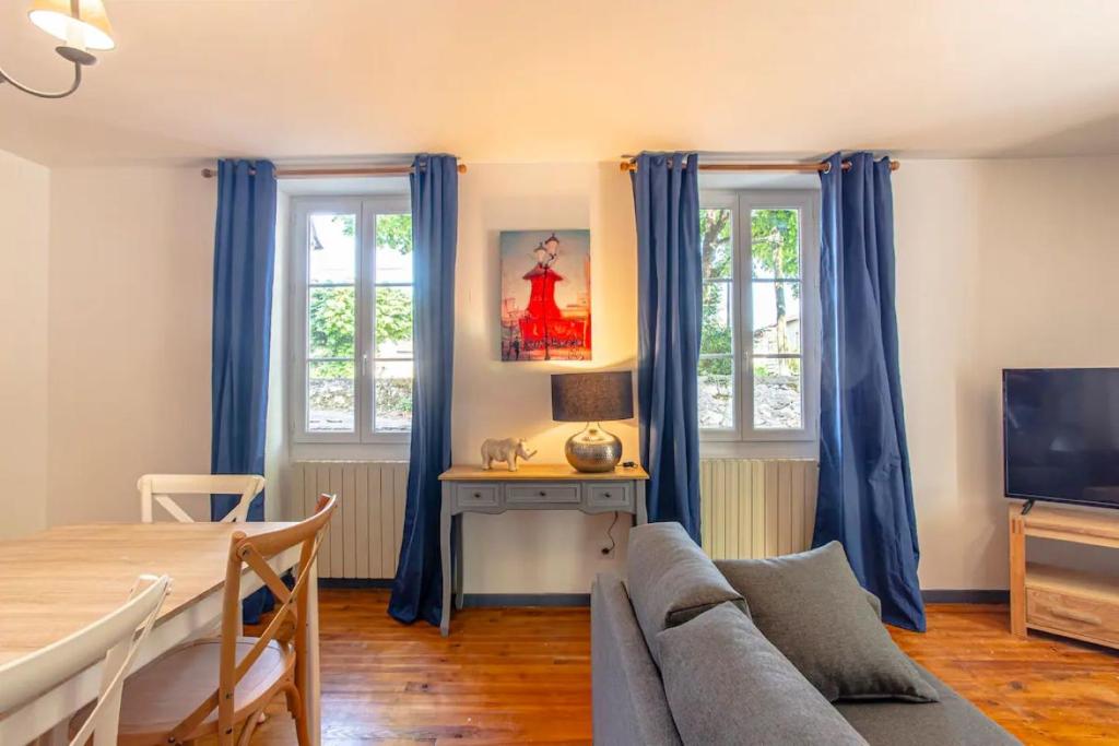 Televízia a/alebo spoločenská miestnosť v ubytovaní L'Elégante - maison de ville avec jardin
