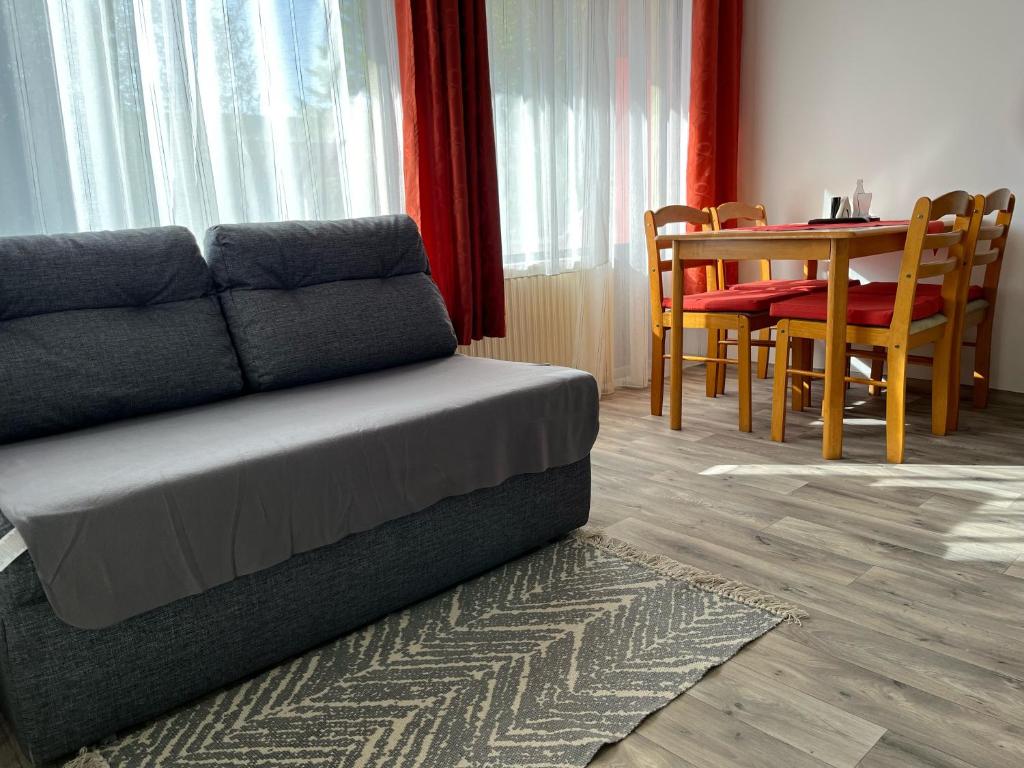 sala de estar con sofá y mesa en Centr00m Apartman, en Dunaföldvár