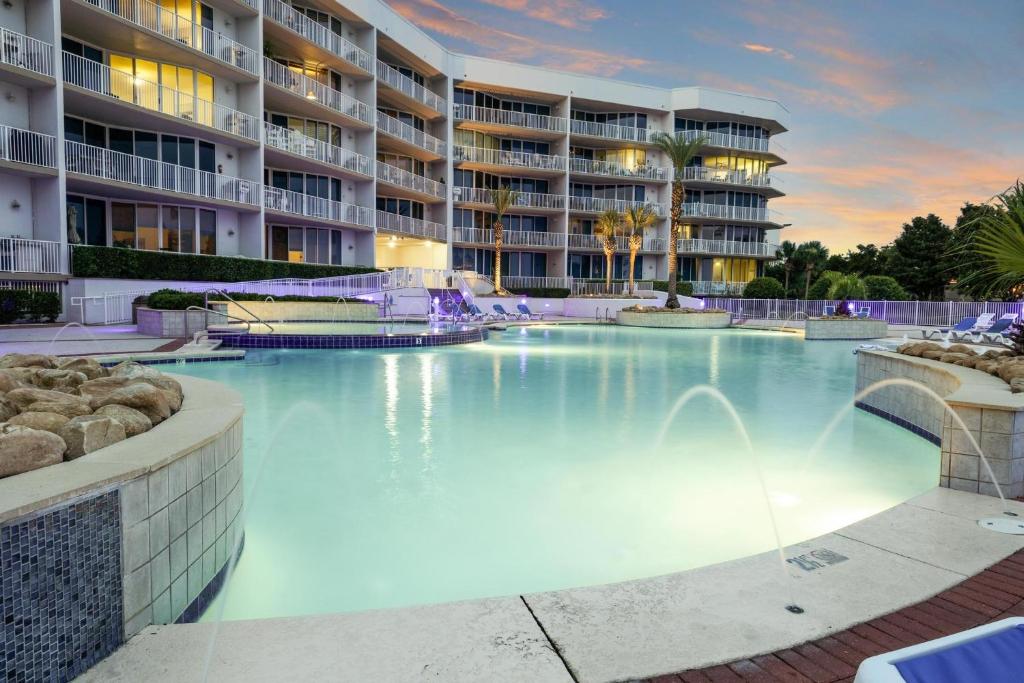 Πισίνα στο ή κοντά στο The Moorings 210 condo