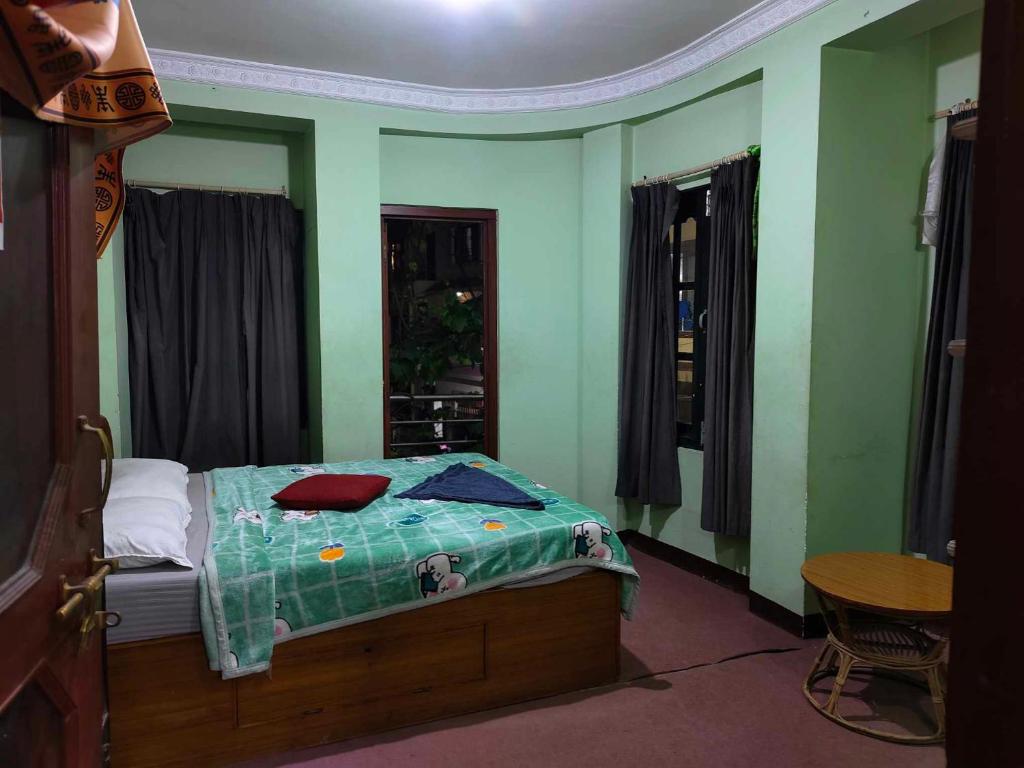 Postel nebo postele na pokoji v ubytování Monkey Temple Homestay