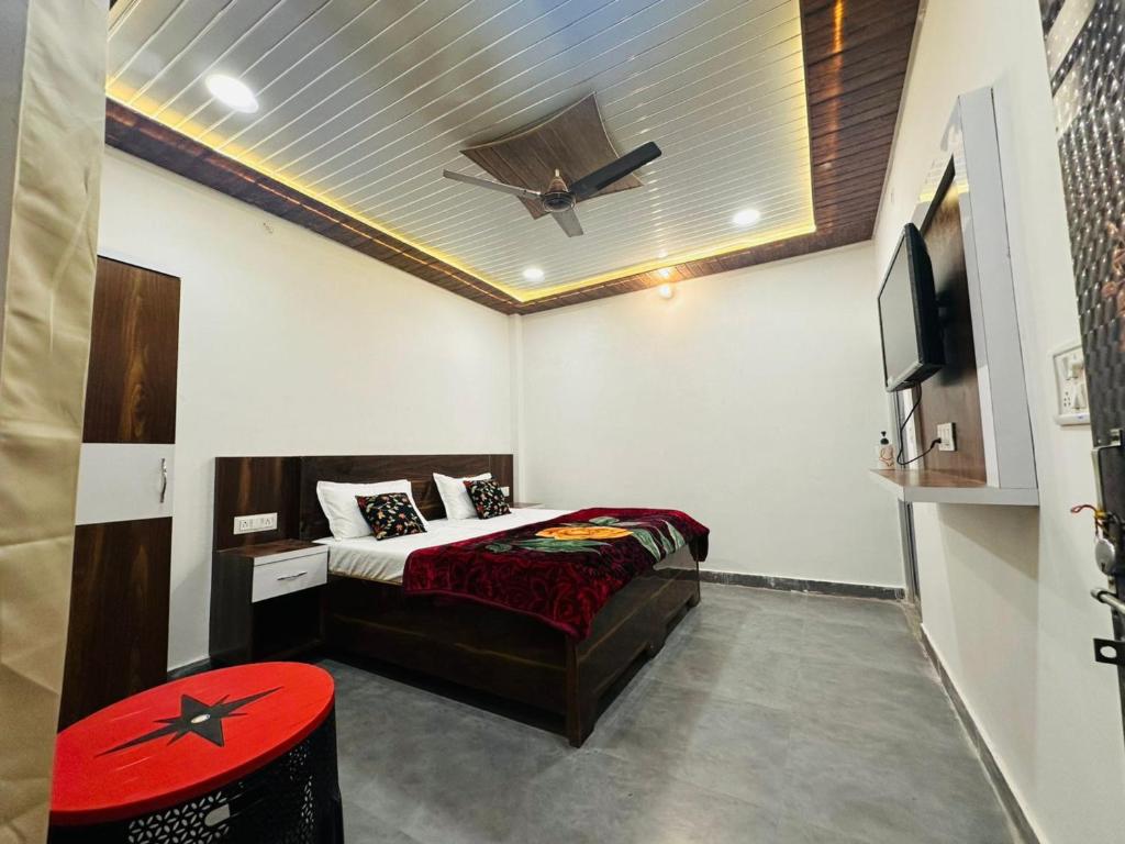 1 dormitorio con 1 cama y TV. en Goroomgo The Ram Krishna Palace Ayodhya - Luxury Room, en Ayodhya