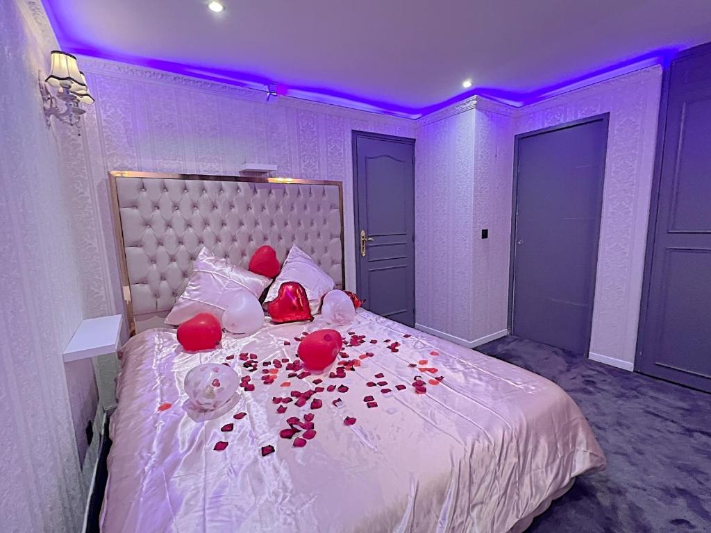 - une chambre avec un lit orné de roses rouges dans l'établissement Penthouse Luxury Appartement SPA Sauna, à Garches
