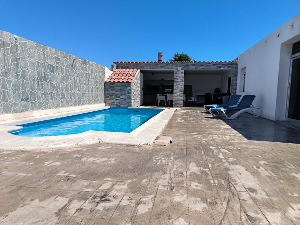 a swimming pool in the backyard of a house at Chaletpiscina in Benicarló