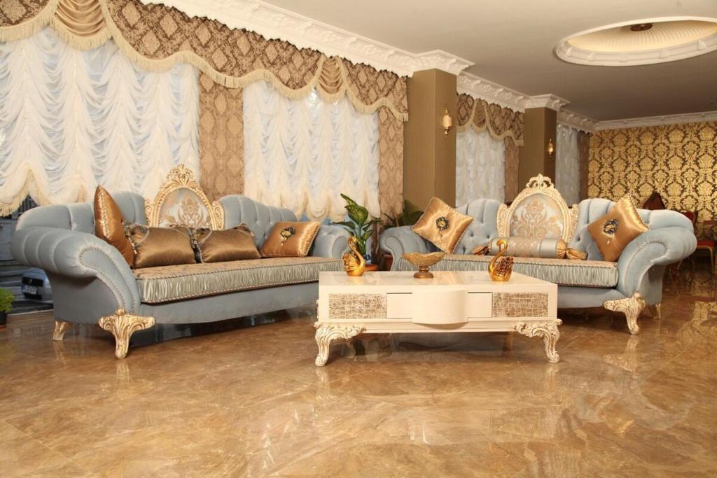ein Wohnzimmer mit 2 Sofas und einem Tisch in der Unterkunft Safir Hotel in Istanbul