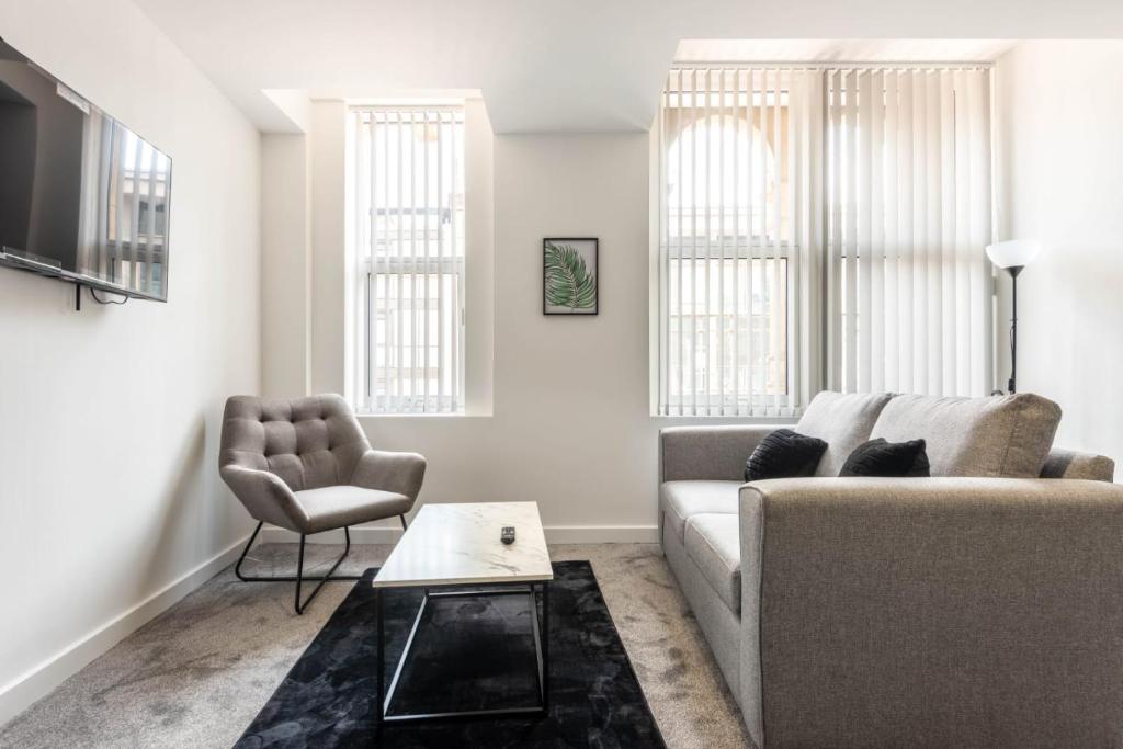 un soggiorno con divano e sedia di Bright 1 Bedroom Apartment in Central Sheffield a Sheffield