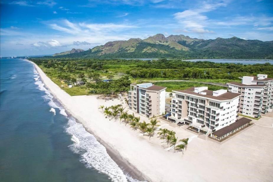 una vista aerea di un resort sulla spiaggia di Olas del Mar by Playa Caracol Residences a Punta Chame