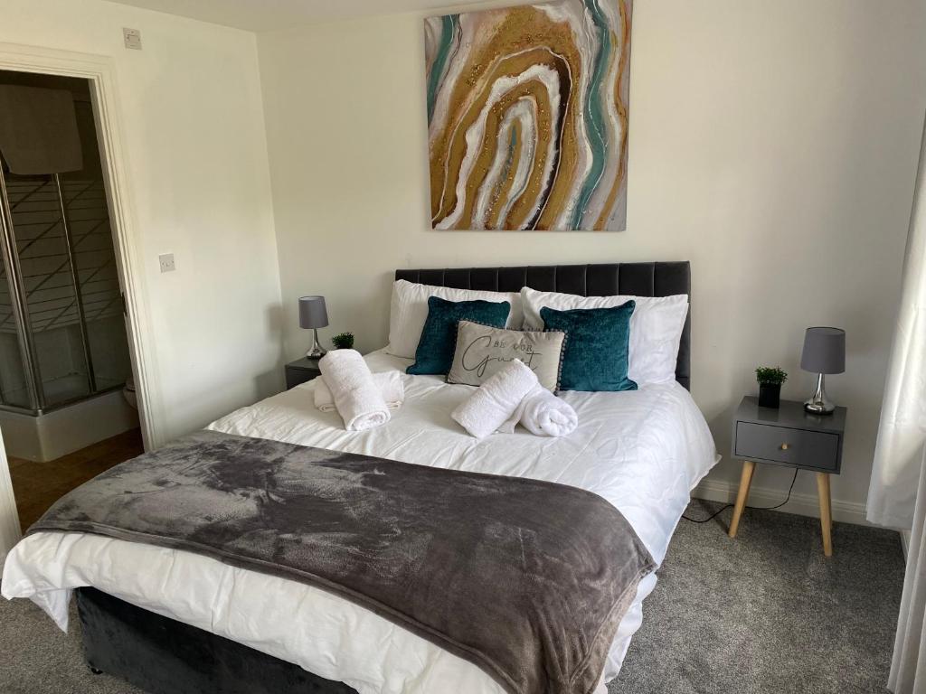 1 dormitorio con 1 cama blanca grande con almohadas en Number 32 en Norwich
