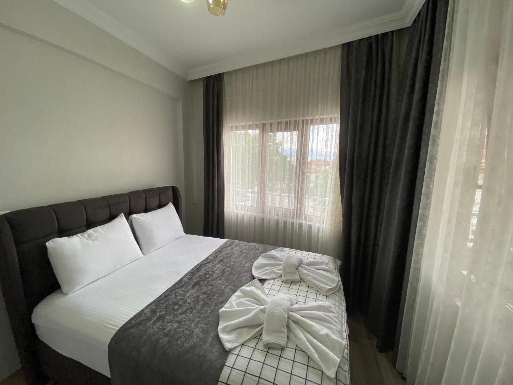 sypialnia z łóżkiem z muszką w obiekcie Gökçen Home w mieście Pamukkale