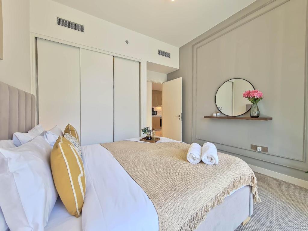 1 dormitorio con 1 cama y 2 toallas blancas en Luxury 3 Bed Mayfair Apartment, en Londres