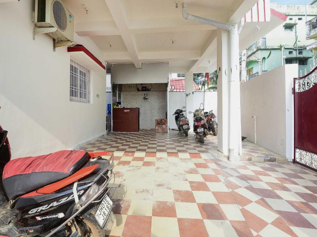 ein Zimmer mit Motorradparkplätzen in einem Gebäude in der Unterkunft Super OYO Flagship Hotel Rudraksh Inn in Ranchi