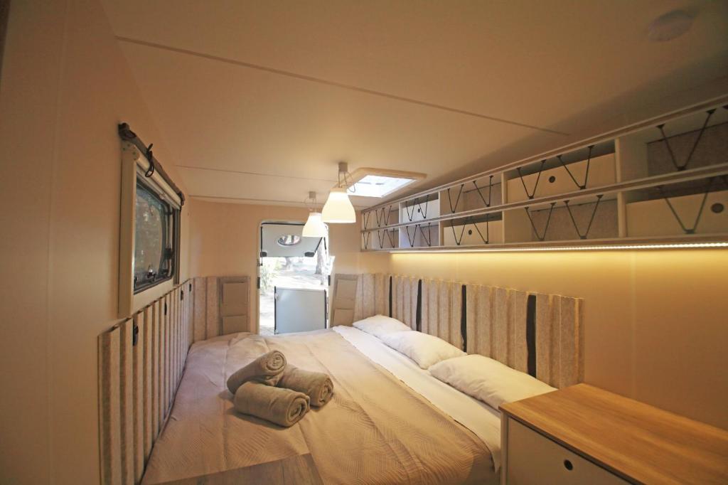 Postel nebo postele na pokoji v ubytování Riva di Ugento Beach Camping Resort