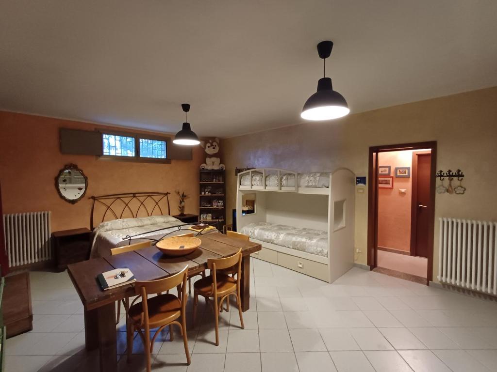 Pontecchio的住宿－B&B Borgo dei Cedri，客厅配有桌子和双层床。