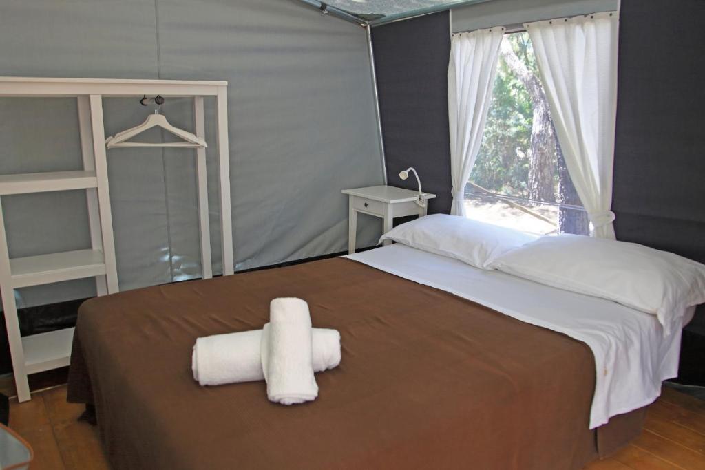 Postel nebo postele na pokoji v ubytování Riva di Ugento Beach Camping Resort