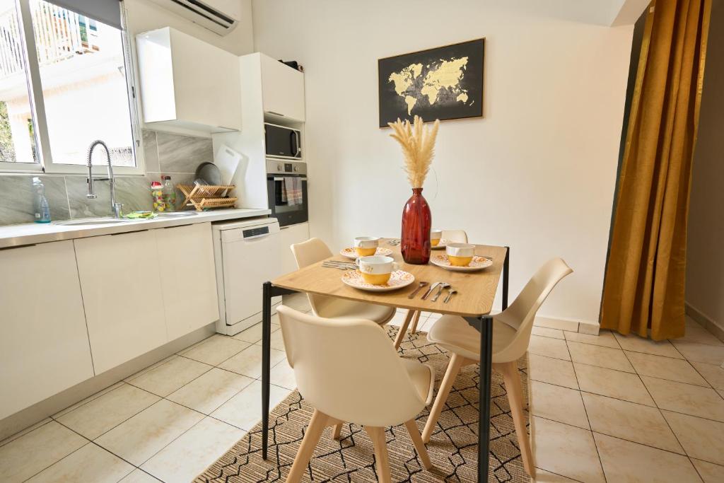 une cuisine avec une table et des chaises dans l'établissement Villa Serenity, au Gosier