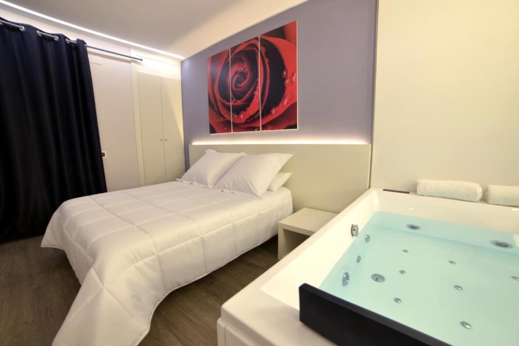 Postel nebo postele na pokoji v ubytování Alcalá del Jucar Hotel Pelayo