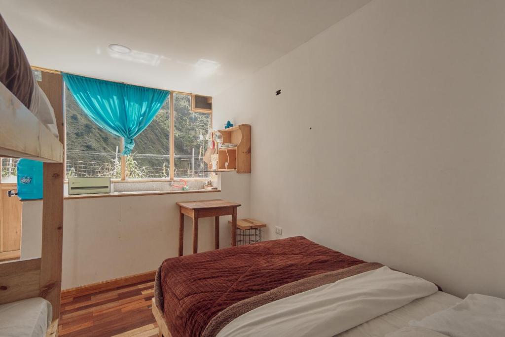 sypialnia z łóżkiem i oknem w obiekcie Backpackers-balcones-river-lodge w Baños