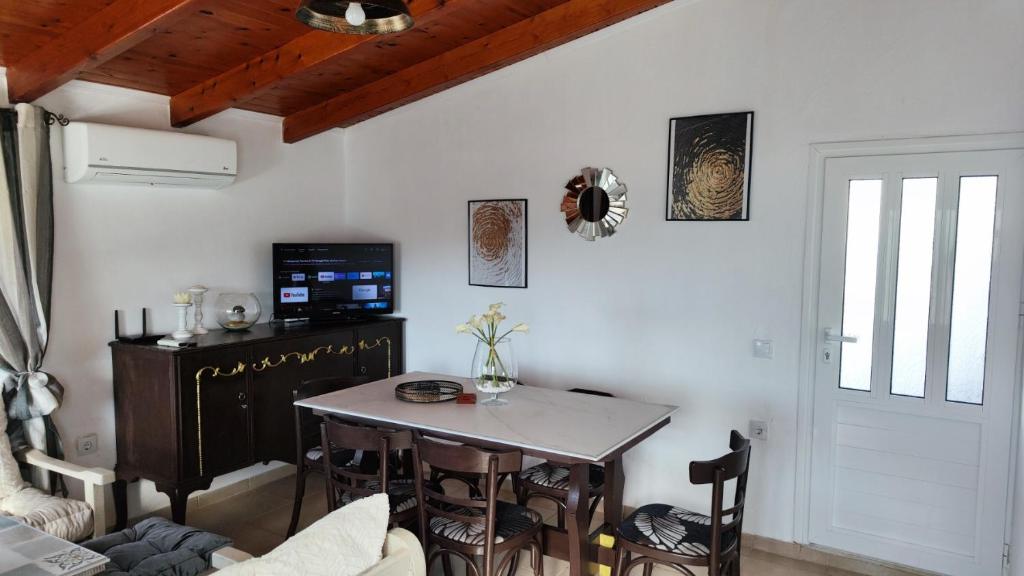 TV a/nebo společenská místnost v ubytování Evdoxia's Mochlos House