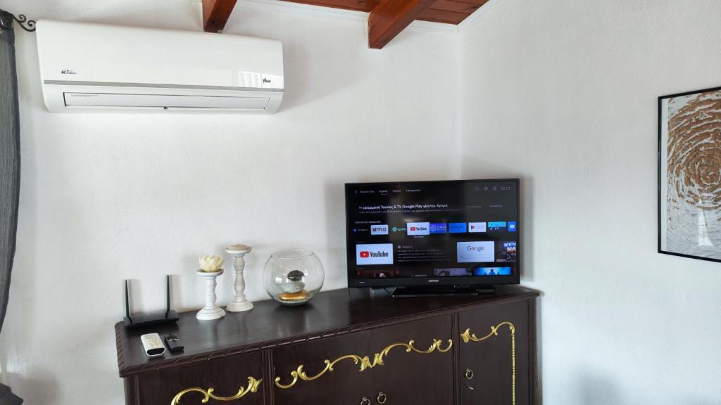 TV a/nebo společenská místnost v ubytování Evdoxia's Mochlos House