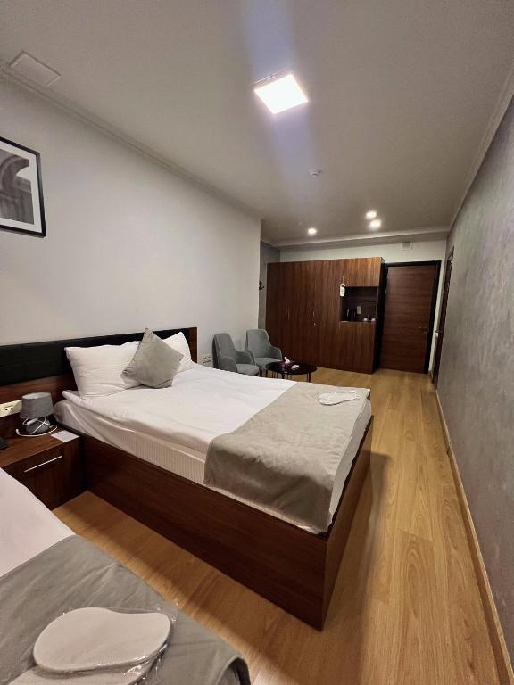 Postel nebo postele na pokoji v ubytování Mashtots Hotel